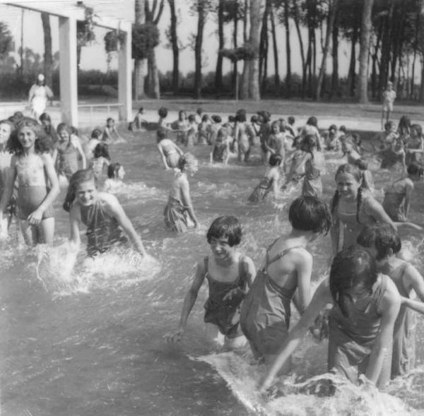 Cremona - Via del Sale - Colonia Padana - Bambine nella piscina