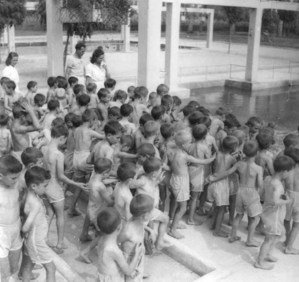 Cremona - Via del Sale - Colonia Padana - Bambini nella piscina