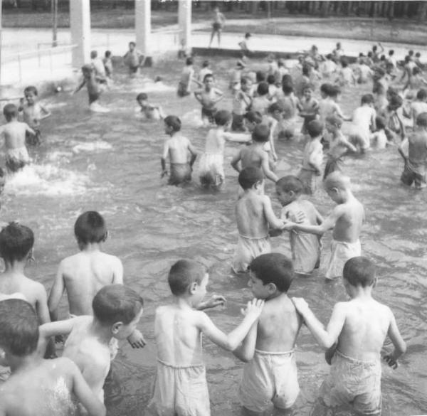 Cremona - Via del Sale - Colonia Padana - Piscina - Bambini nell'acqua