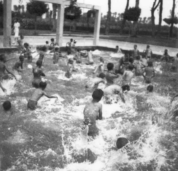 Cremona - Via del Sale - Colonia Padana - Bambini nella piscina