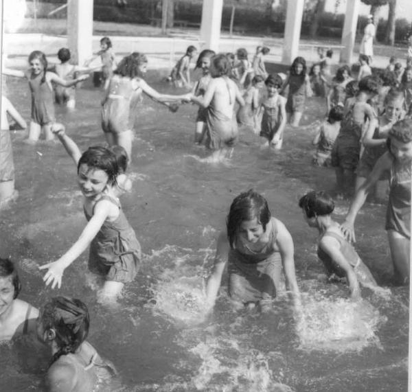 Cremona - Via del Sale - Colonia Padana - Bambine nella piscina