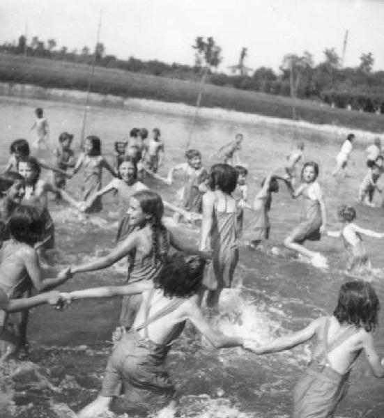 Cremona - Via del Sale - Colonia Padana - Bambine nella piscina