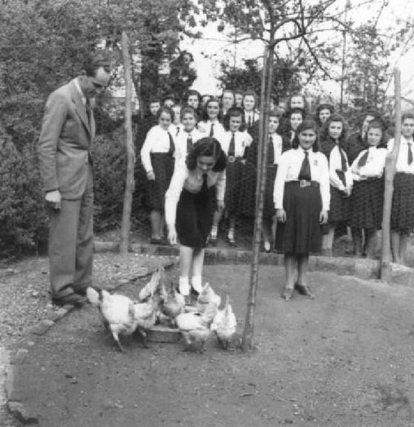 Località Porcellasco - Distaccamento dell'Istituto Agrario "Stanga" - Giovane Italiana impara ad accudire gli animali da cortile