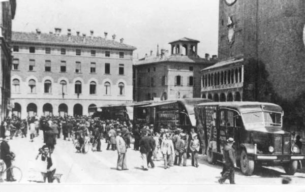 Cremona - Piazza del Comune - Treno del vino - Folla