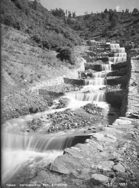 Borno - Torrente San Fiorino - Costruzione delle briglie di contenimento. Operai al lavoro