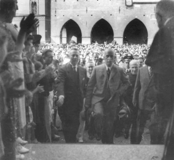 Fascismo - visite ufficiali, inaugurazioni e simili. Cremona - Il re, Vittorio Emanuele III in visita - Folla