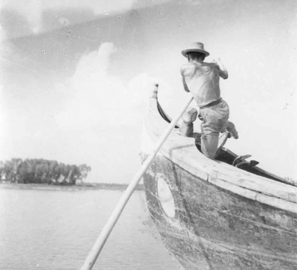 Cremona - Sponde del fiume Po - Barca con pescatore