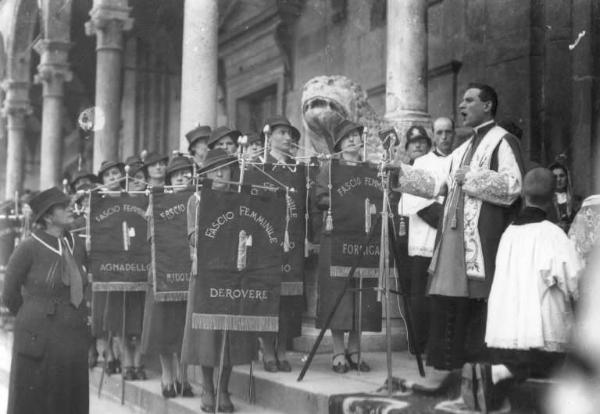 Fascismo - condizione femminile - Cremona - Piazza del Comune - Messa per l'adunata delle Massaie Rurali - Benedizione dei gagliardetti