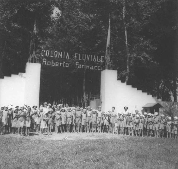 Isola Dovarese - Colonia Fluviale - Ingresso della colonia - Ritratto di gruppo