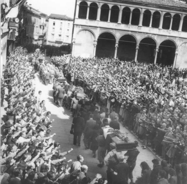 Cremona - Piazza Duomo - Corteo funebre per i Caduti per la libertà