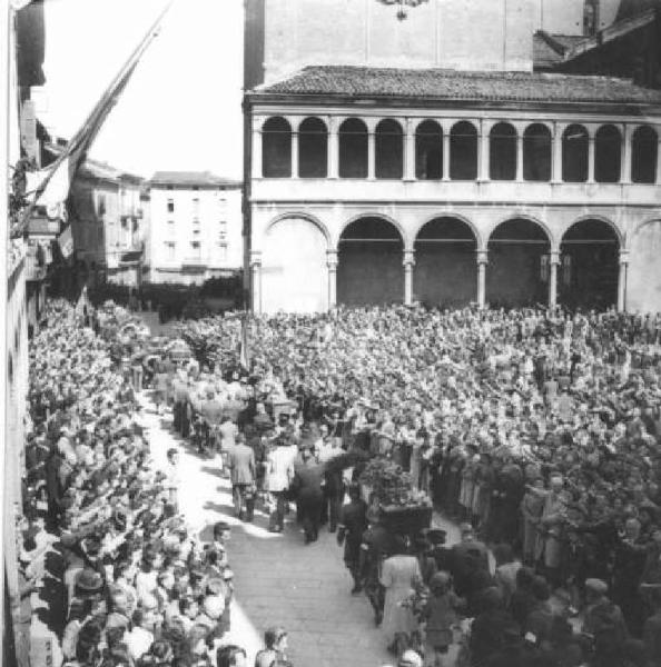 Cremona - Piazza Duomo - Corteo funebre per i Caduti per la libertà