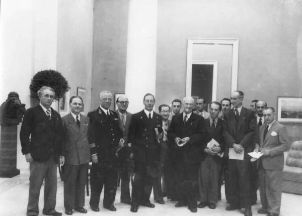 Fascismo - arti figurative - Cremona - Palazzo Affaitati - Mostra d'arte "Uomini e paesaggi della Bassa Sassonia" - Inaugurazione - Ritratto di gruppo