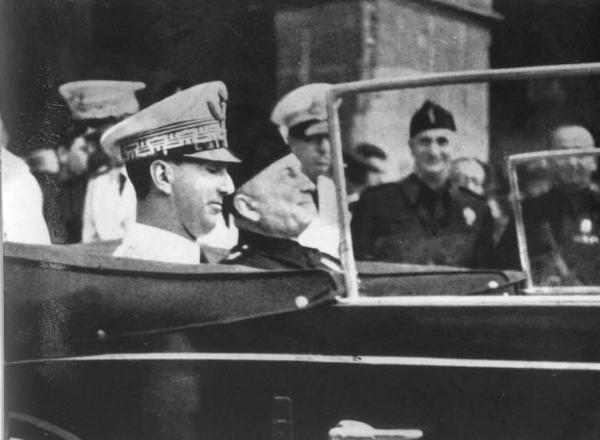 Fascismo - visite ufficiali, inaugurazioni e simili - Cremona - Seconda Fiera Nazionale d'Arte Antica e di Pittura dell' Ottocento - Umberto II, Principe di Piemonte, con il Ministro Guarneri in automobile