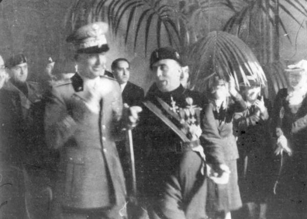 Fascismo - visite ufficiali, inaugurazioni e simili - Cremona - Palazzo Soranzo - Mostra di Liuteria antica cremonese - Il Principe di Piemonte, Umberto II con le autorità in visita