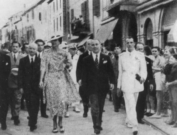 Fascismo - visite ufficiali - Cremona - Ritratto di gruppo - La Principessa Maria Josè di Piemonte con alcune autorità in visita