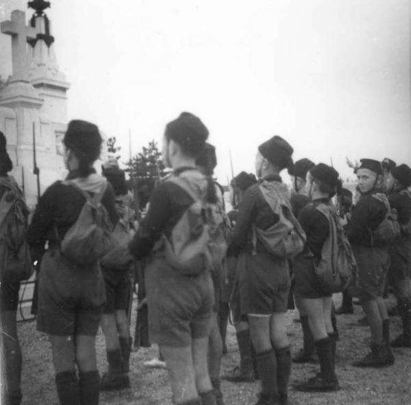 Fascismo - Cremona - Via Cimitero - Cimitero comunale - Omaggio ai caduti - Balilla in schieramento