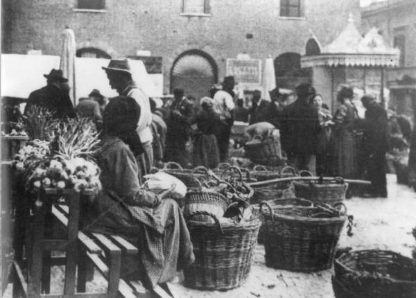 Cremona - Piazza Piccola, ora Piazza Cavour - Antico mercato della verdura
