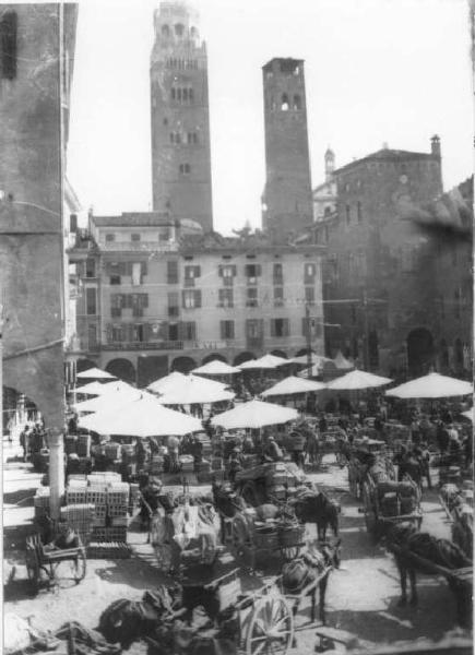 Cremona - Piazza Piccola, ora Piazza Cavour - Mercato della verdura