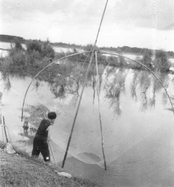 Cremona - Fiume Po - Pescatore col bilancino