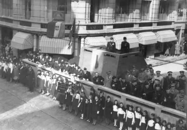 Fascismo - Milizia fascista e Avanguardisti - Cremona - Corso Campi - Partenza per Roma - La folla attende il passaggio degli Squadristi