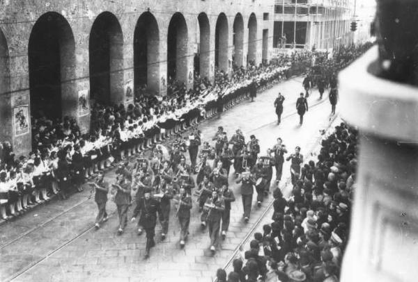 Fascismo - Milizia fascista e Avanguardisti - Cremona - Corso Campi - Partenza per Roma - Squadristi in marcia