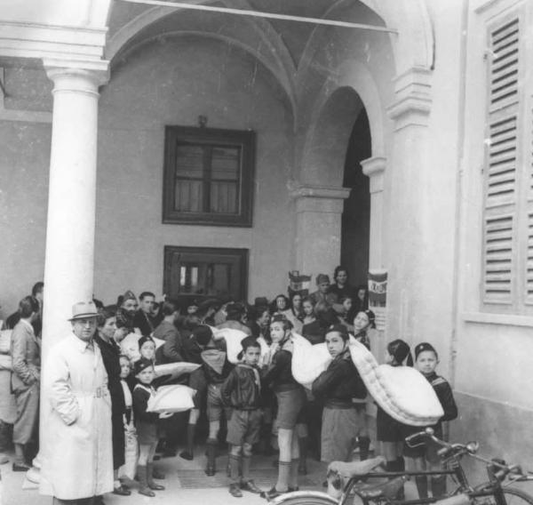 Fascismo - Lana per la Patria - Cremona - Palazzo della Rivoluzione, ora Ala Ponzone - Centro di raccolta della lana - I Balilla in attesa con i sacchi di lana