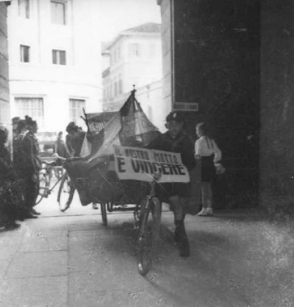 Fascismo - Lana per la Patria - Cremona - Palazzo della Rivoluzione, ora Ala Ponzone - Balilla con il carico di lana