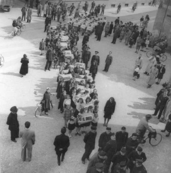 Fascismo - Lana per la Patria - Cremona - Via Italo Balbo, ora Via Ala Ponzone - Centro di raccolta della lana - Corteo