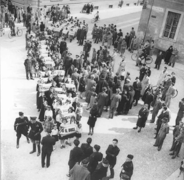 Fascismo - Lana per la Patria - Cremona - Via Italo Balbo, ora Via Ala Ponzone - Centro di raccolta della lana - Corteo