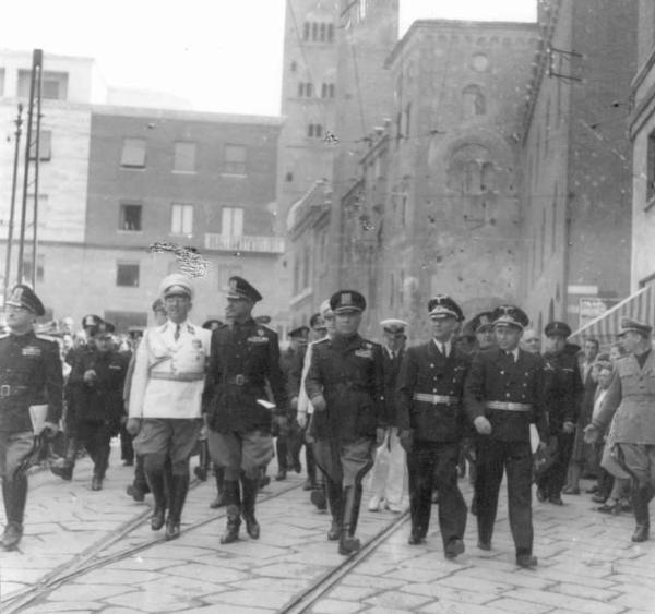 Fascismo - visite ufficiali, inaugurazioni e simili - Cremona - Terzo Premio di pittura - Piazza Cavour - Ritratto di gruppo - Farinacci e Bottai con i tedeschi