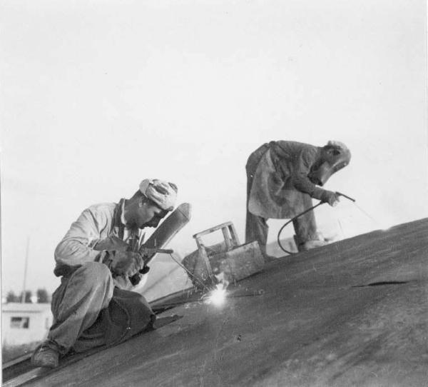 Cremona - Raffineria Italia - Lavori di ampliamento della raffineria - Rivestimento della struttura metallica - Operai al lavoro