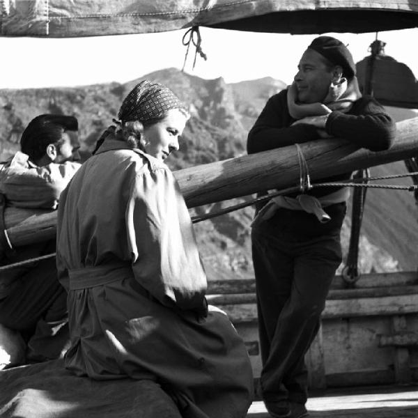 Set del film "Stromboli, terra di Dio" di Roberto Rossellini - Stromboli 1949 - Isola di Stromboli - Ritratto: Roberto Rossellini e Ingrid Bergman su una barca