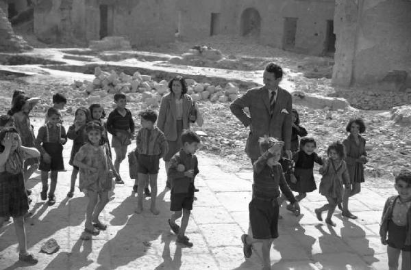 Napoli. Federico Patellani con un gruppo di bambini - macerie