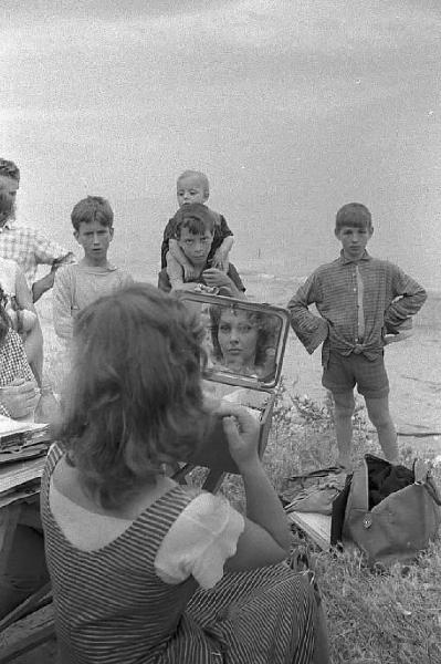 Rodi Garganico. Gina Lollobrigida, circondata da un gruppo di bambini, sul set del film "La legge", diretto da Jules Dassin
