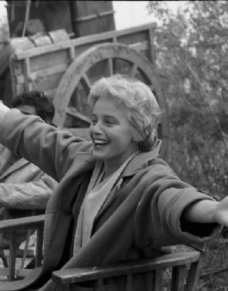 Localià non identificata. Maria Schell sul set del film "Uragano sul Po" di Horst Hacler