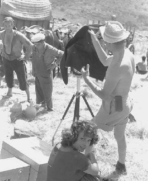 Località non identificata. Sofia Loren sul set del film "Orgoglio e passione" diretto da Stanley Kramer