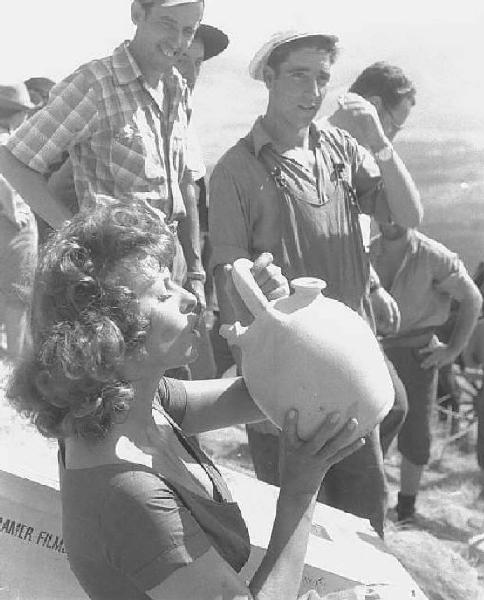 Località non identificata. Sofia Loren sul set del film "Orgoglio e passione" diretto da Stanley Kramer. L'attrice è ripresa mentre beve