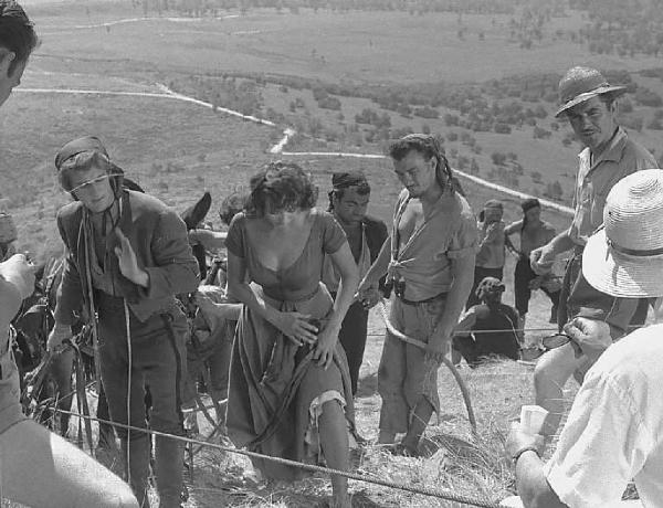 Località non identificata. Sofia Loren sul set del film "Orgoglio e passione" diretto da Stanley Kramer