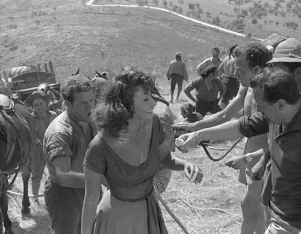 Località non identificata. Sofia Loren sul set del film "Orgoglio e passione" diretto da Stanley Kramer