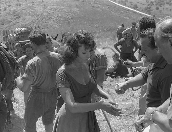 Località non identificata. Sofia Loren sul set del film "Orgoglio e passione" diretto da Stanley Kramer