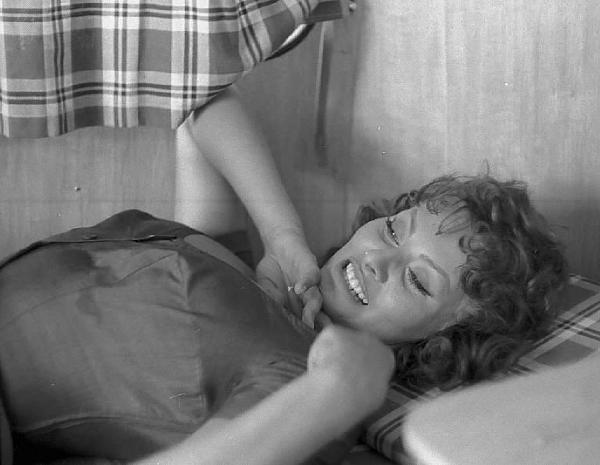 Località non identificata. Sofia Loren sul set del film "Orgoglio e passione" diretto da Stanley Kramer. Primo piano dell'attrice coricata