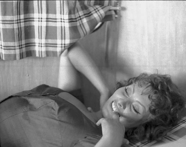 Località non identificata. Sofia Loren sul set del film "Orgoglio e passione" diretto da Stanley Kramer. Primo piano dell 'attrice coricata