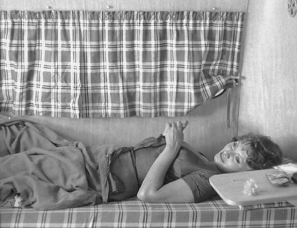 Località non identificata. Sofia Loren sul set del film "Orgoglio e passione" diretto da Stanley Kramer. L'attrice coricata