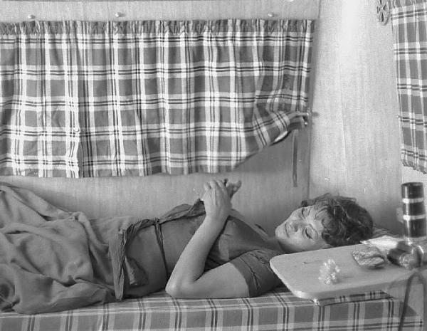 Località non identificata. Sofia Loren sul set del film "Orgoglio e passione" diretto da Stanley Kramer. L'attrice coricata