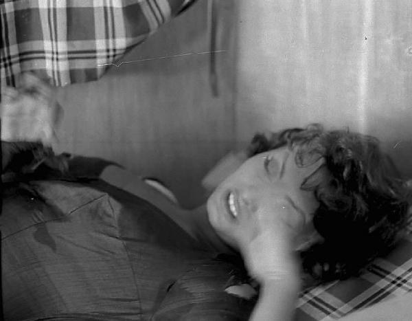 Località non identificata. Sofia Loren sul set del film "Orgoglio e passione" diretto da Stanley Kramer. Primo piano dell'attrice coricata