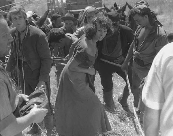 Località non identificata. Sofia Loren sul set del film "Orgoglio e passione" diretto da Stanley Kramer