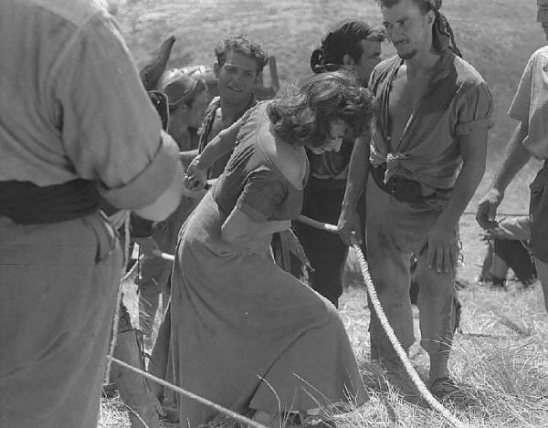 Località non identificata. Sofia Loren sul set del film "Orgoglio e passione" diretto da Stanley Kramer