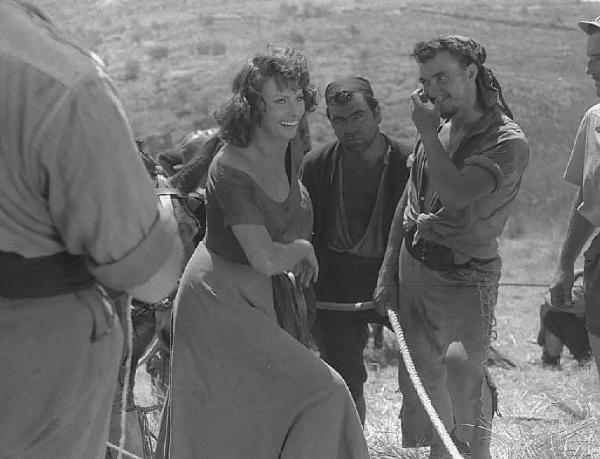 Località non identificata. Sofia Loren sul set del film "Orgoglio e passione" diretto da Stanley Kramer