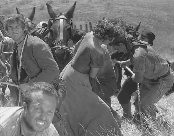 Località non identificata. Sofia Loren sul set del film "Orgoglio e passione" diretto da Stanley Kramer. L'attrice durante una scena