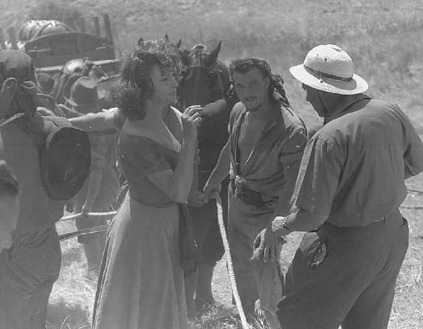 Località non identificata. Sofia Loren sul set del film "Orgoglio e passione" diretto da Stanley Kramer